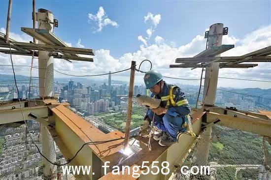 深圳工人头顶着烈日 在300米高空造高楼大厦