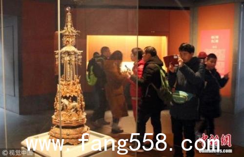 资料图，游客在某博物馆参观展品。王建康 摄 图片来源：视觉中国