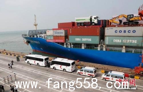资料图：中方救援设备在码头启运。/p中新社记者 刘关关 摄