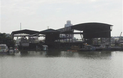 图为广东省汕头市新津水厂取水口附近的津华造船厂拆除前后对比。造船厂的拆除，消除了在这一水源保护区内存在近20年的污染隐患。