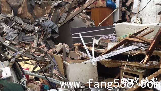 南京一平房爆燃对面居民楼的窗户被冲击波震碎